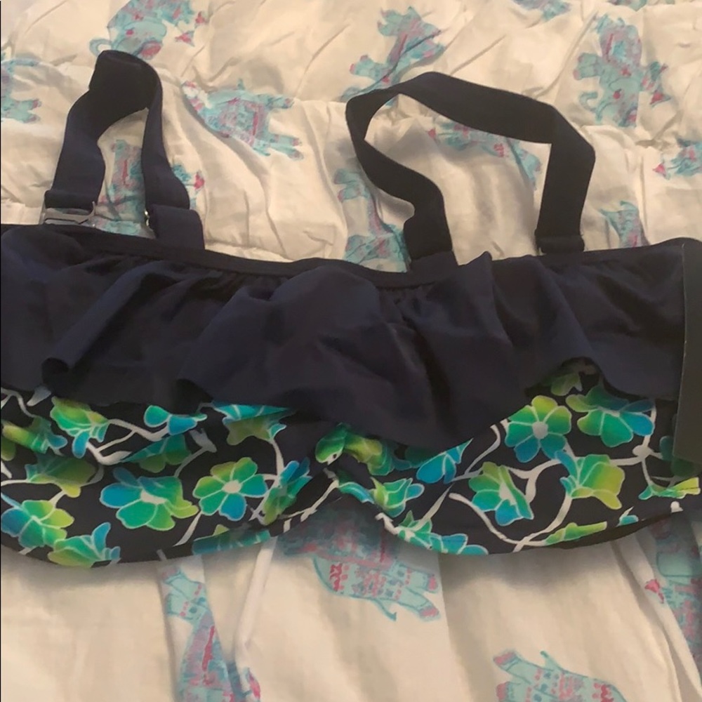 Maxu Swim bikini underwire top. Size 12. NWT!’